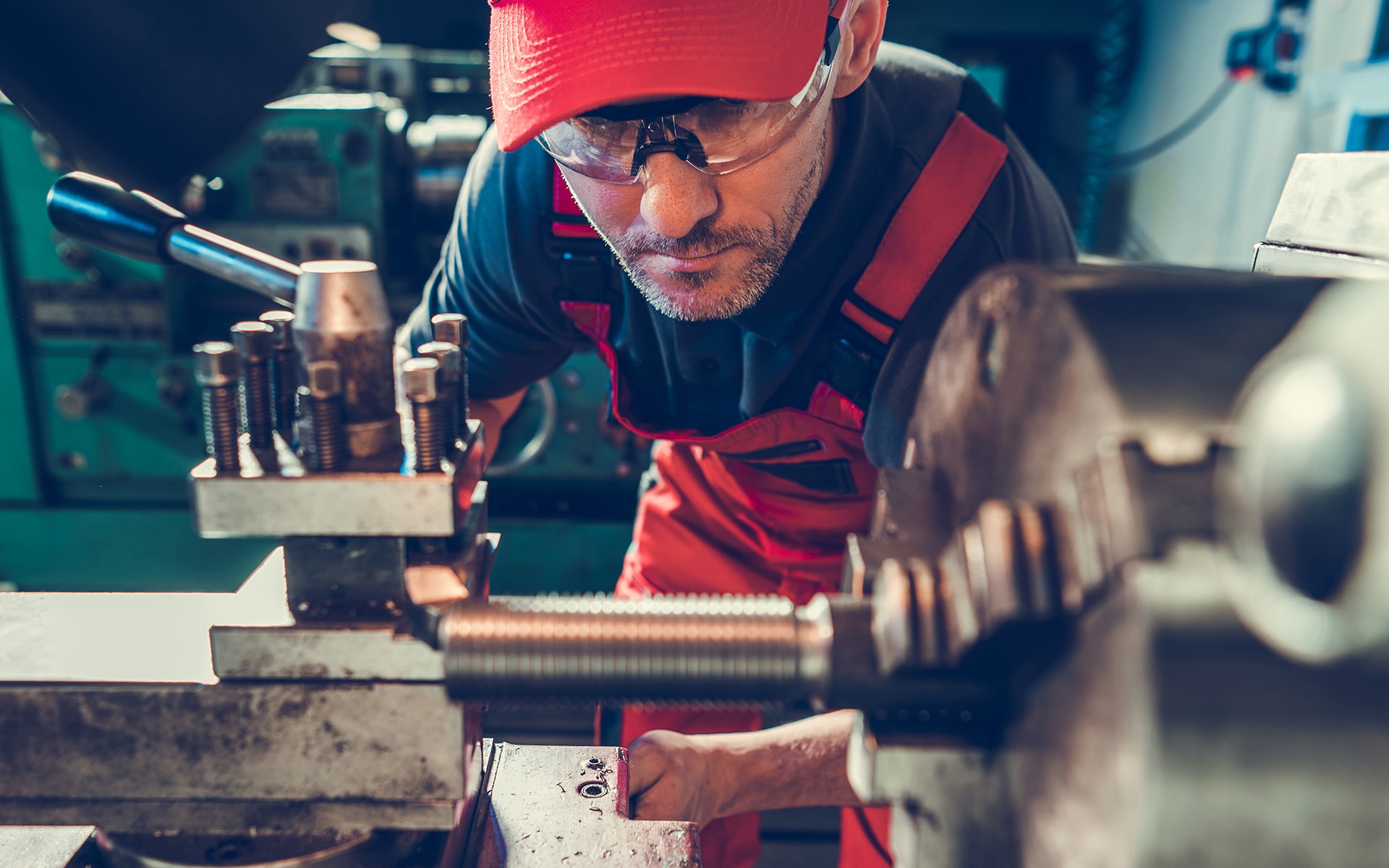 Lathe Vs. Milling Machine The Differences and Use Cases American Rotary